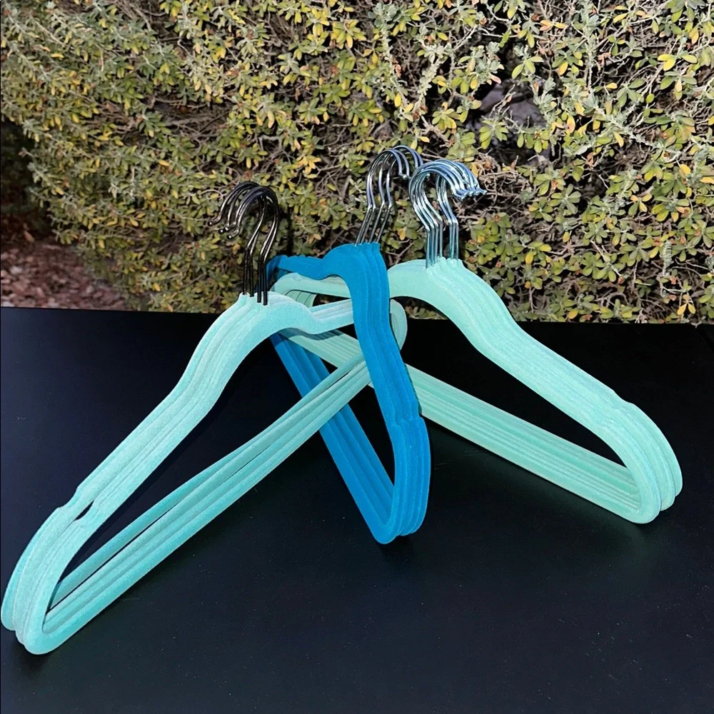 Velvet hangers heavy duty set of 16 counts, used-great condition.